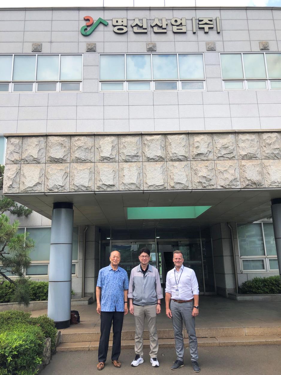 Jeon Incheol, senior manager of the overseas sales team at Simwon Co Ltd, flanked by AP&T’s agent in South Korea, Young S Choi and AP&T’s Area Sales Manager, Peter Robisch. 