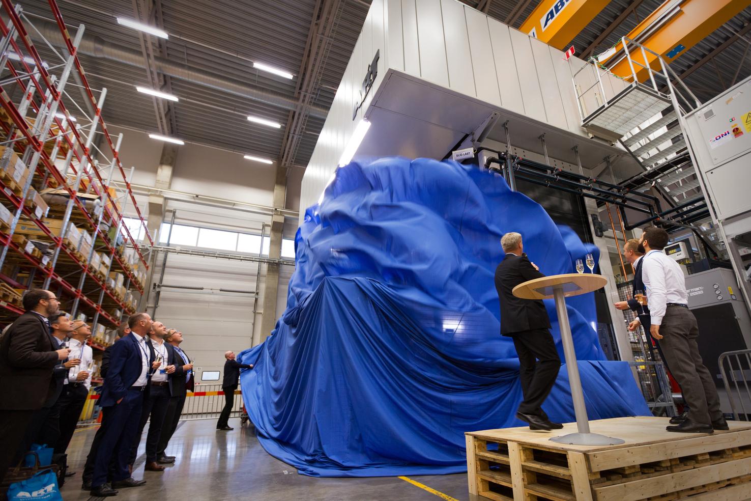 – Premiere for the new production line. AP&T’s CEO and Managing Director Magnus Baarman unveiled the sensations for the expectant guests.
