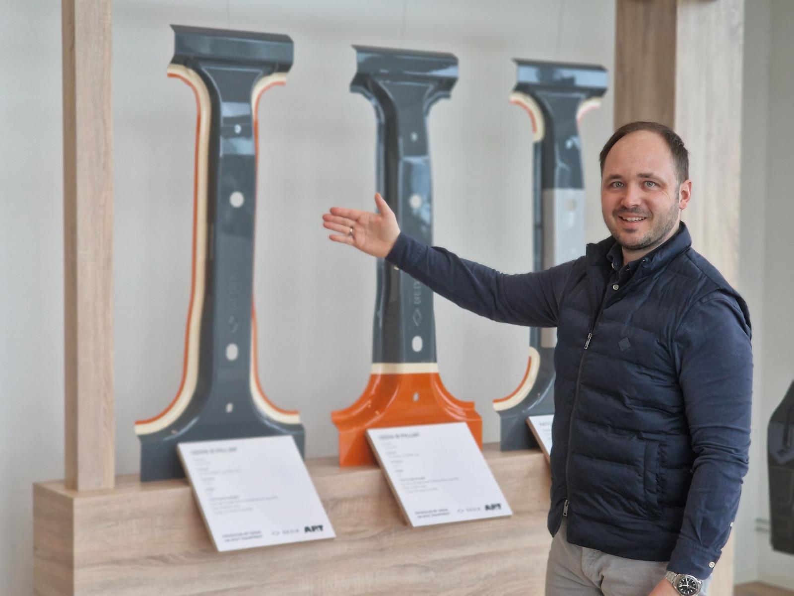 AP&T 产品、业务开发与营销主管 Christian Koroschetz 博士介绍三个采用 TemperBox 技术生产的B柱，该技术由 AP&T 和吉地亚联合开发。该技术能够将硬区和软区结合在一个零部件中，提供更大的设计自由度和更优的碰撞性能