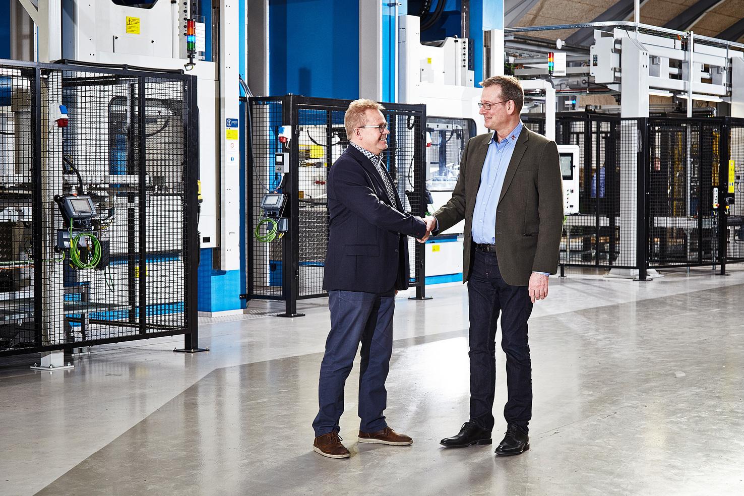 Mit der neuen Anlage in Betrieb sind 90% der Produktion von CK Deep Drawing automatisiert. Hier sind Peter Karlsson von AP&T (links) und Peter Møller, CEO von CK Deep Drawing (rechts), zu sehen.