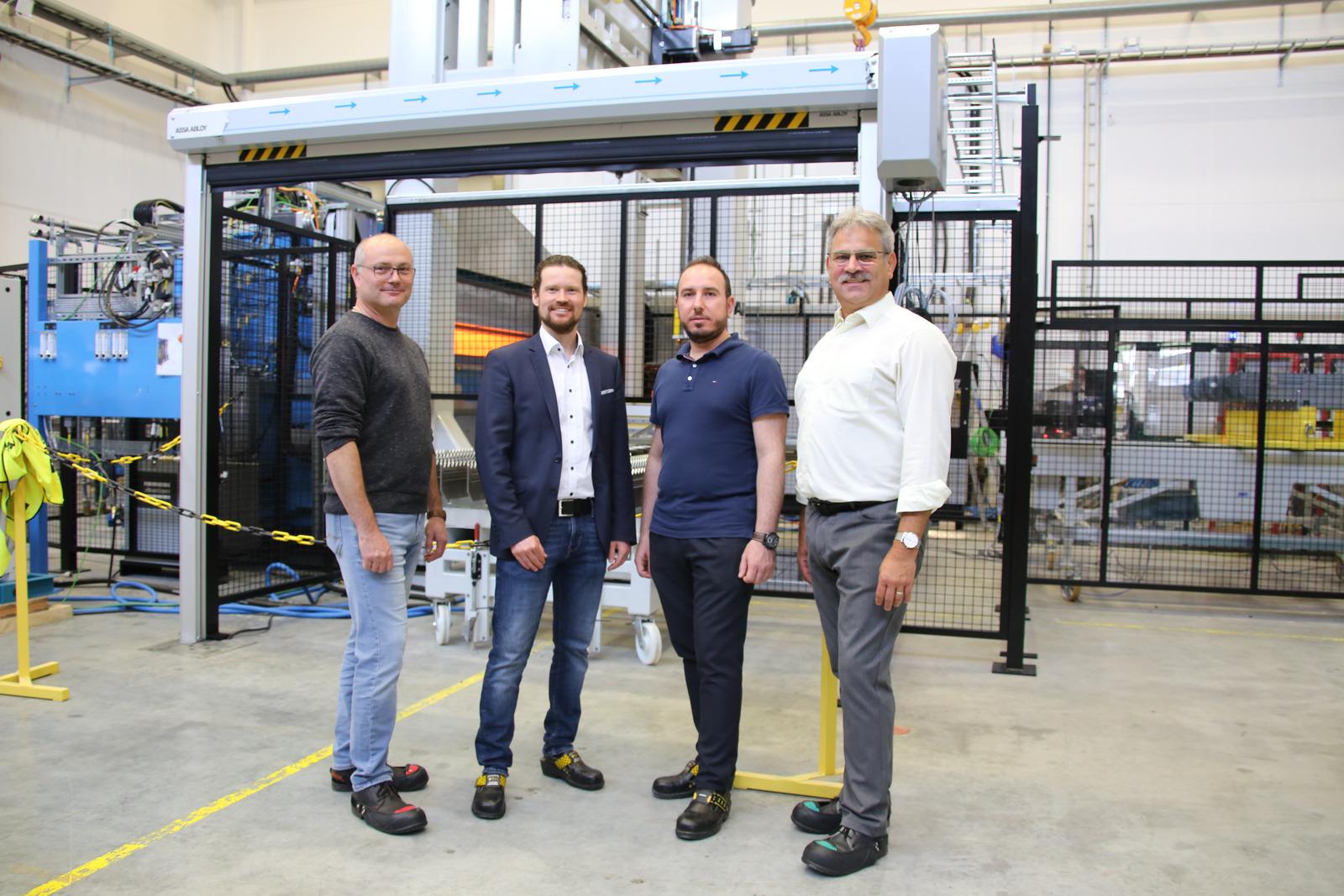 Von links nach rechts: Timo Wieland, Development RD/KRU bei Mercedes-Benz, Achim Krauß Sales Manager, AP&T, Polychronis Pavlidis, Project Manager, AP&T, und Hans Reinert, Team Lead Development RD bei Mercedes-Benz. 