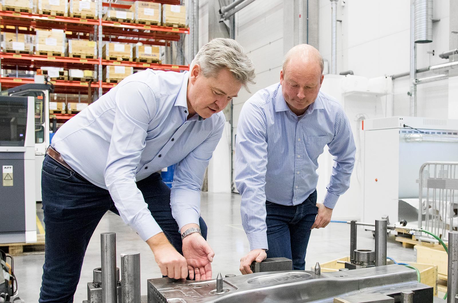 售后服务总监Magnus Svenningsson与技术服务工程师Fredrik Ljung。