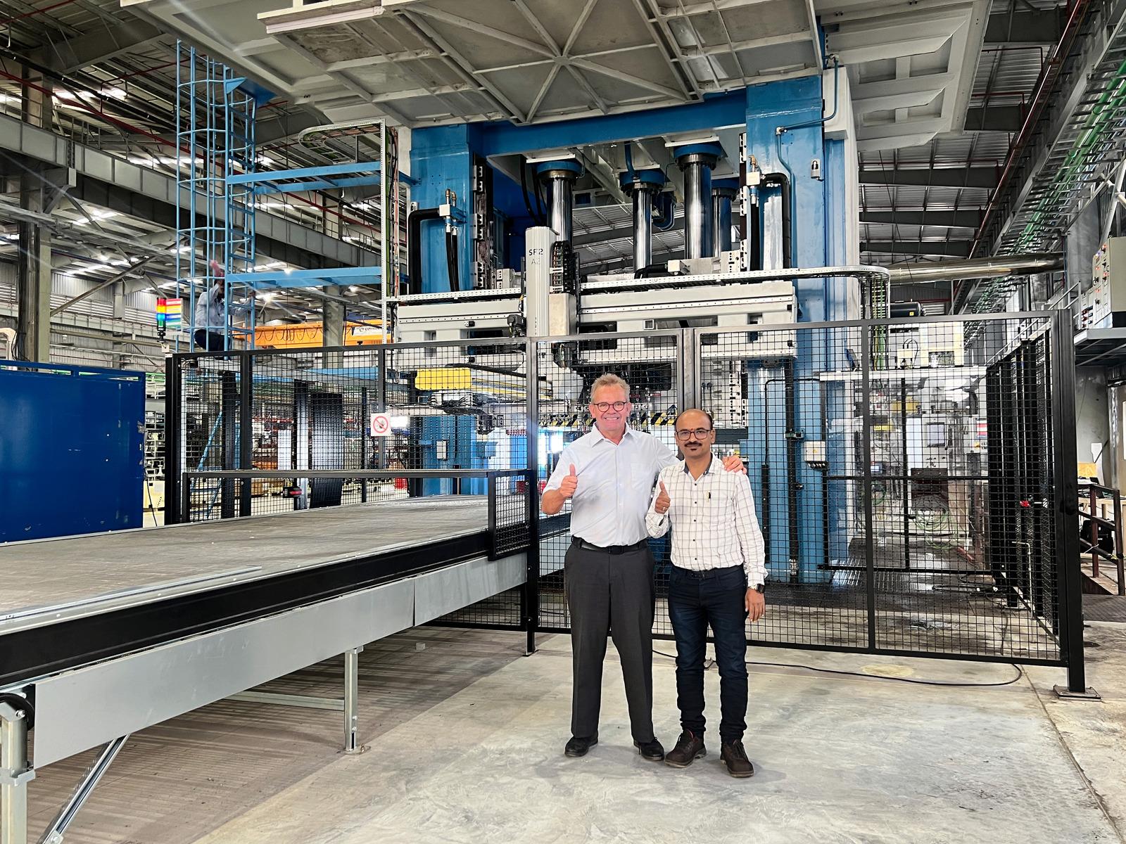 AP&T大客户及区域销售经理Peter Karlsson与ALF Engineering工厂经理Dipak Patil合影，后者现已向AP&T订购了第二条热成形生产线
