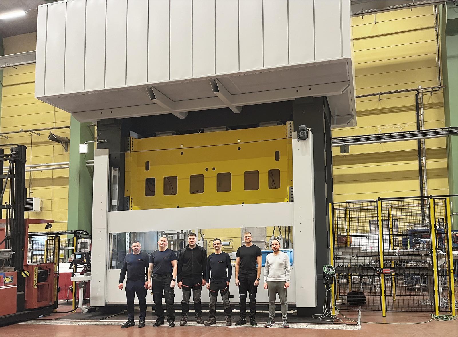 从左至右：Budmat机械工长Krzysztof Dąbrowski；模具维修机械师Adam Ankiewicz；自动化工程师Jakub Luśniewski；首席自动化工程师Krzysztof Łojewski；产品创新经理Mateusz Karwowski；以及AP&T项目经理Polychronis Pavlidis