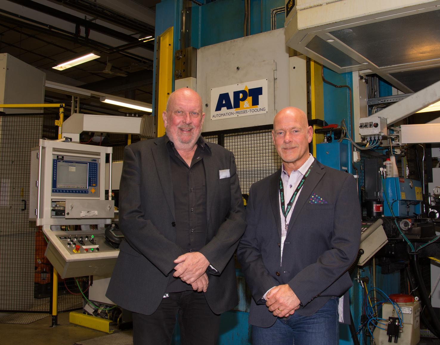 设备的可靠性对于坐落在瑞典Järnforsen的Plannja公司来说至关重要，因此，该公司与AP&T签订了可用性协议。Plannja公司工厂经理Lars Olofsson（左）与AP&T服务协调员Nordic Tommy Nordlund签订协议。