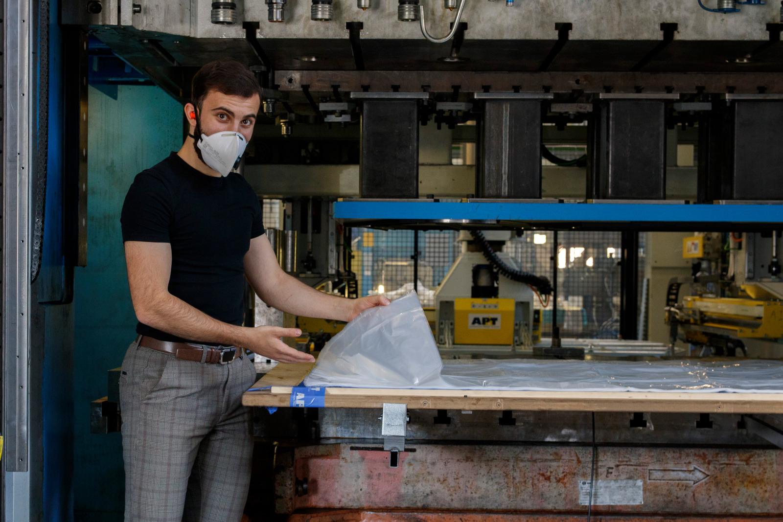 在AP&T 瑞典研发中心，用于生产医用隔离衣的大量塑料被裁切。Hassan Kanaan是负责该项目的专业生产技术人员